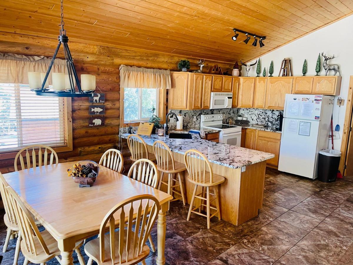 Adventure Awaits 3King Bed,2Bath Log Cabin In Heart Of Duck Creek Village! Exterior photo