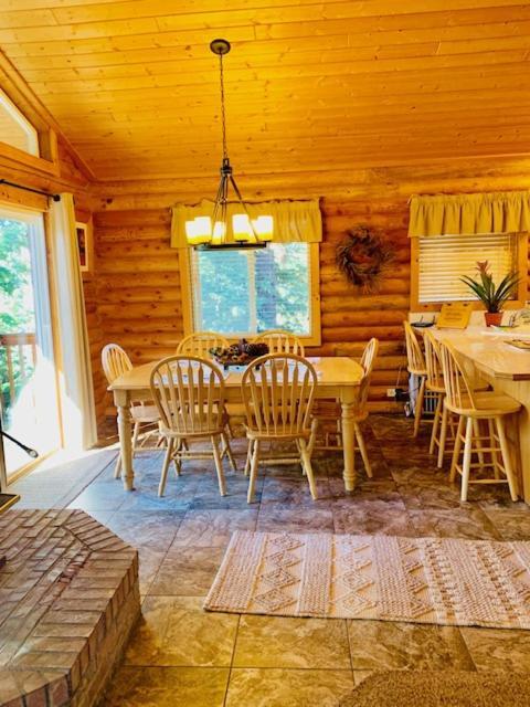 Adventure Awaits 3King Bed,2Bath Log Cabin In Heart Of Duck Creek Village! Exterior photo